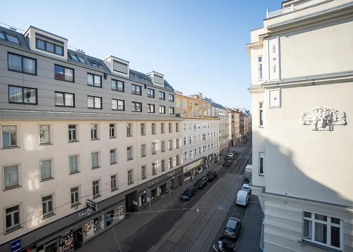 Beautiful New Apartment Near City Center